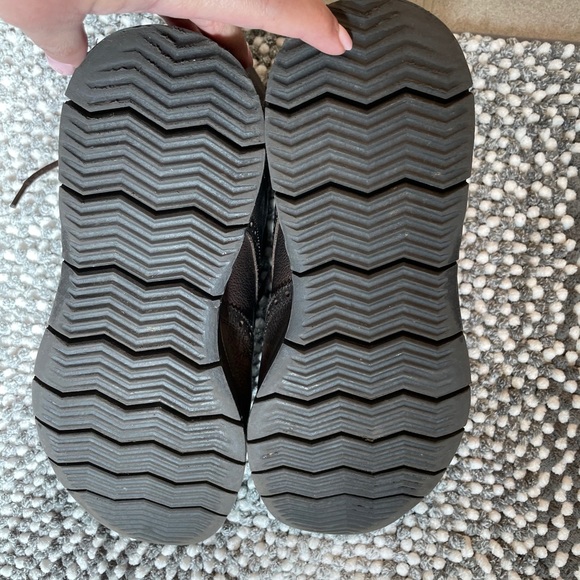 Beautiful new Clark’s Men’s boots size 9.5. - Picture 5 of 5